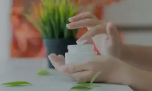 Lepki wosk po depilacji? Oto jak go usunąć szybko i bezpiecznie!