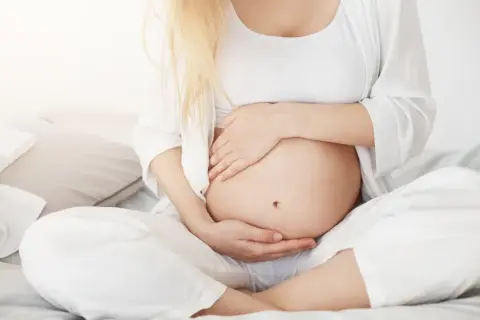 Trądzik w ciąży: Co wolno, a czego unikać? Poradnik eksperta