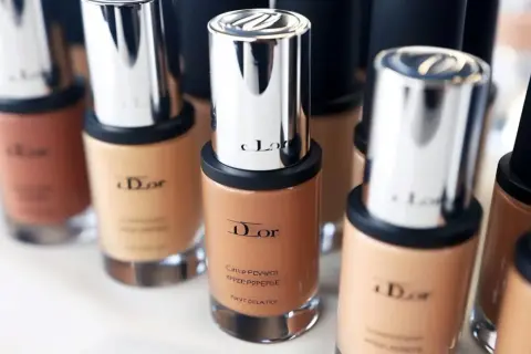 Dior podkład rozświetlający: Który wybrać? Przewodnik eksperta