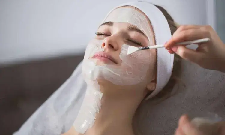 kobieta nakłada peeling enzymatyczny na twarz