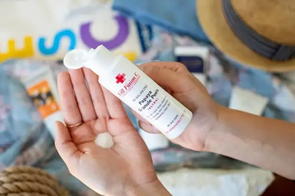 Peeling enzymatyczny: Twój ratunek dla cery wrażliwej i trądzikowej?